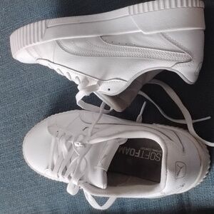 Puma sneakers in Women's size 8